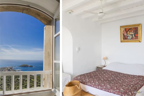 Chambre Villa CECILE avec balcon vue mer dominant Centuri et les eaux bleues de la Méditerranée, côte corse