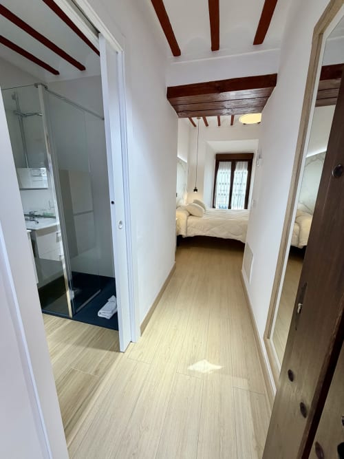 Modern hallway with bathroom and bedroom at Complejo Turístico Retiro del Teatro, Almagro