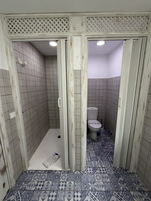 Baño con ducha y aseo en la casita Villa Corral de Comedias de Almagro, Ciudad Real