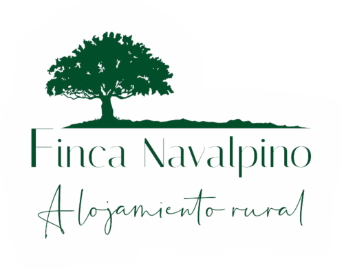 Logo de alojamiento rural Finca Navalpino con silueta de árbol verde y texto para alojamiento en Guadamur