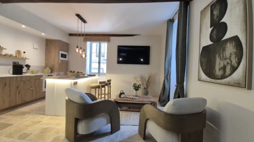 Modern appartement in Moulin Renaudiots, Autun met open woonkeuken, zithoek, televisie en hedendaags interieur