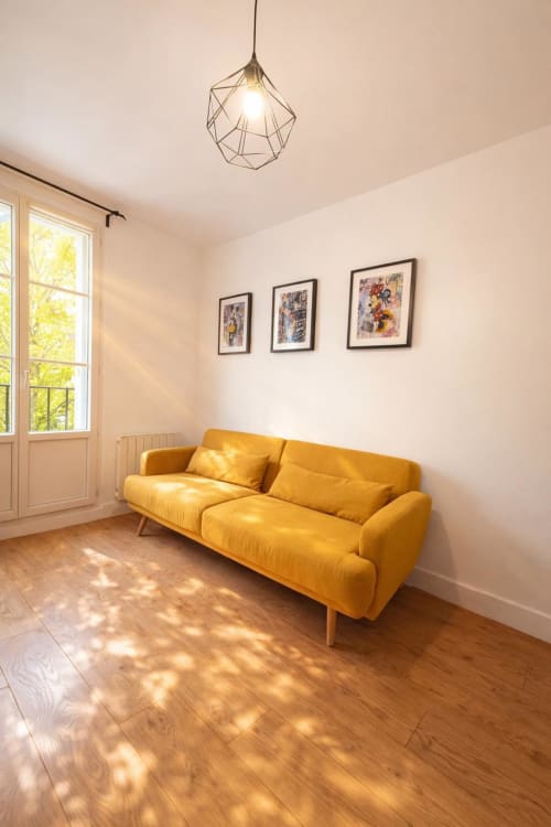 Appartement moderne et lumineux à la Résidence Disneyland Place Toscane avec canapé jaune, suspension et lumière naturelle