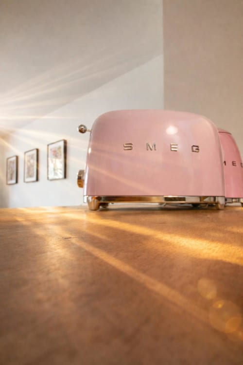 Grille-pain SMEG rose dans une cuisine contemporaine à la Résidence Disneyland Place Toscane, Serris