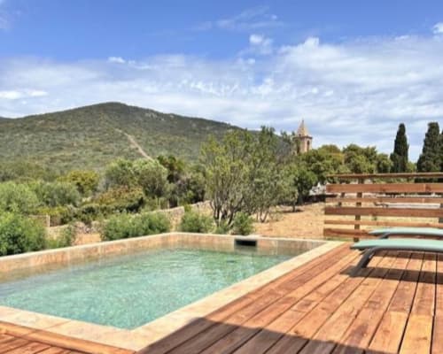 Piscine luxueuse avec vue sur les montagnes de Figari à l'hôtel In Casa Conciergerie en Corse