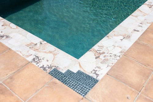 Luxury pool at Finca Navalpino B&B in Guadamur with turquoise water and marble edging