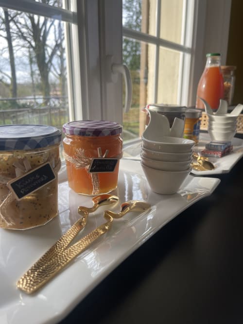 Petit-déjeuner fait maison à la chambre d’hôtes LES 15 CHÊNES, hébergement proche du Puy du Fou en Vendée, avec confitures artisanales et produits locaux.