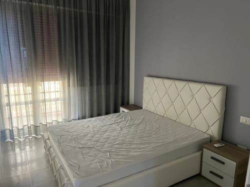 Camera da letto moderna con testata trapuntata, vista mare dal balcone dell'appartamento fronte spiaggia di Marina di Strongoli