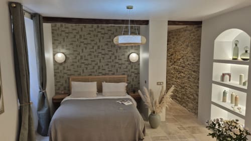 Moderne slaapkamer in Moulin Renaudiots in Autun met bed, hanglamp, wandlampen en en-suite badkamer