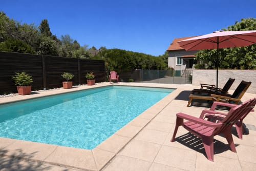Piscine privée et espace détente extérieur à Le Clos Bussy, maison de vacances à Vichy.
