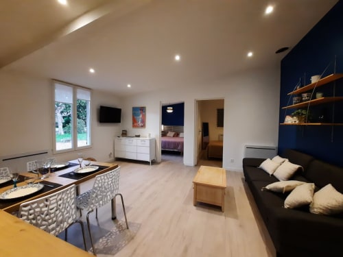 Espace de vie lumineux et confortable avec cuisine ouverte et accès aux chambres à Le Clos Bussy à Vichy.