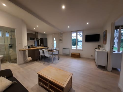 Espace de vie moderne et lumineux avec cuisine équipée et salle de bain à Le Clos Bussy à Vichy.