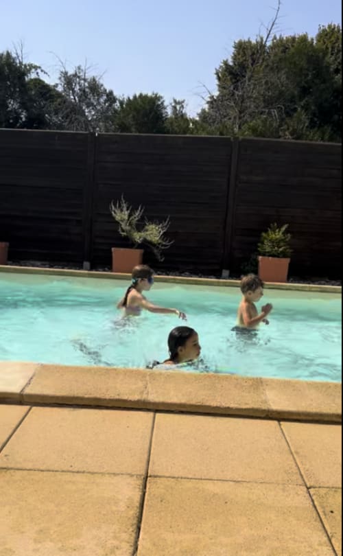 Piscine privée adaptée aux familles avec enfants à Le Clos Bussy à Vichy.