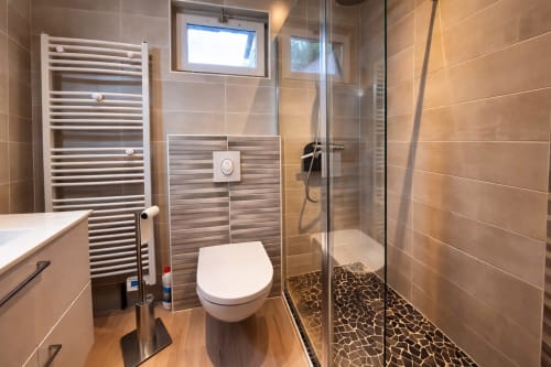 Salle de bain moderne avec douche à l’italienne au gîte Le Clos Bussy à Vichy