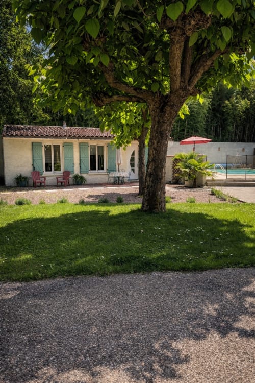 Grand arbre dans le jardin et façade du gîte Le Clos Bussy avec piscine à Vichy