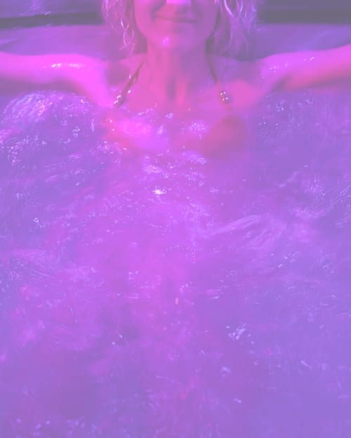 Lumières apaisantes dans spa privé chauffé Maison Sommet.