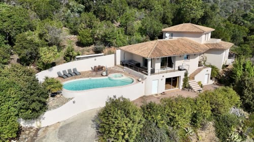 Villa Eva à Canella : piscine chauffée, spa et architecture moderne dans un cadre méditerranéen, géré par la conciergerie Corsu di Core