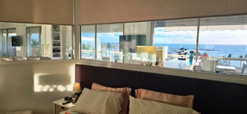 Camera con vista mare moderna nell'appartamento La Dolce Vita, Campagnano di Roma, con letto e finestre panoramiche sul Mediterraneo