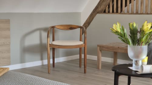 Moderne houten stoel met crème kussen in appartement L'Arbre Voyageur van hotel Moulin Renaudiots in Autun, met gele bloemen