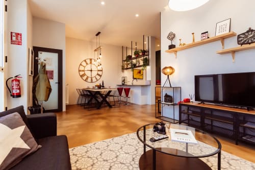 Moderno loft en Burgos con sala diáfana, comedor, cocina y zona de entretenimiento con vistas a la ciudad