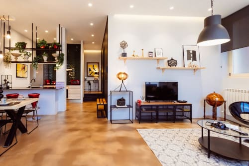 Loft moderno en Burgos con sala de estar diáfana, comedor, cocina, zona de televisión y vistas a la ciudad