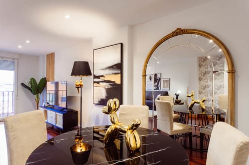 Área de comedor moderno en Five Senses by Unique Rooms en Burgos con mesa de mármol, esculturas de globos dorados y amplios