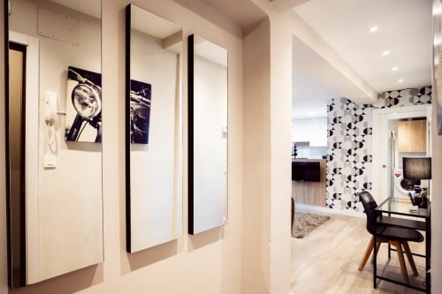 Pasillo moderno del apartamento Arco San Esteban con puertas blancas, obras de arte y zona de escritorio en Unique Rooms Burgos