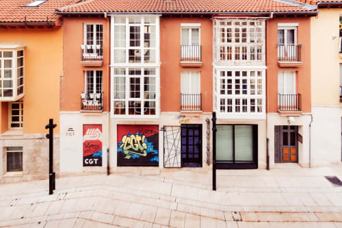 Encantadora fachada de calle en Burgos, España con apartamentos coloridos con balcones y tiendas en planta baja