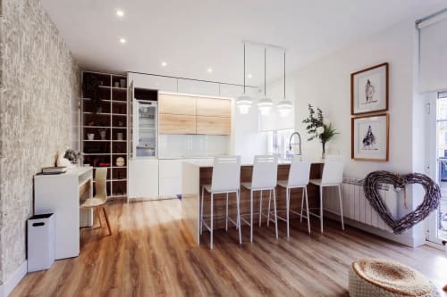 Cocina y comedor moderno en apartamento Five Balconies, Burgos con muebles blancos, suelo de madera y vistas a la catedral