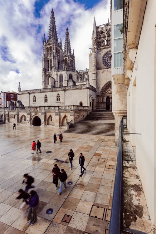 Vista de la plaza de la Catedral de Burgos desde el apartamento Five Balconies con turistas y agujas góticas