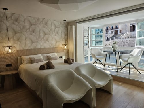 Habitación de lujo en Unique Rooms Burgos con vistas a la catedral, mobiliario moderno y amplio balcón.