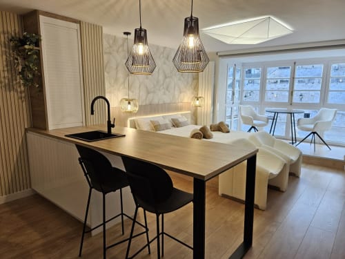 Moderno estudio en Burgos con cocina abierta, comedor y dormitorio con vistas a la catedral por grandes ventanales