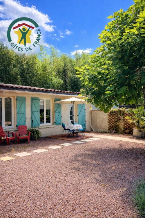 Façade du gîte Le Clos Bussy avec label Gîtes de France à Vichy