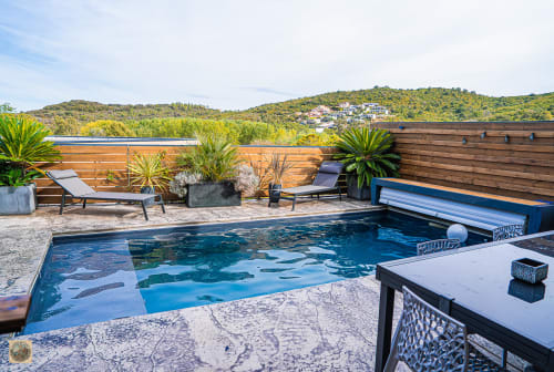 Piscine chauffée avec transats et terrasse en bois de la villa géré par la conciergerie  Corsu di Core