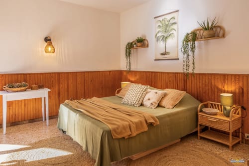 Chambre douillette à la Villa Annonciade de La Conciergerie du Cap Corse à Centuri, avec boiseries, plantes et ambiance rustique chaleureuse
