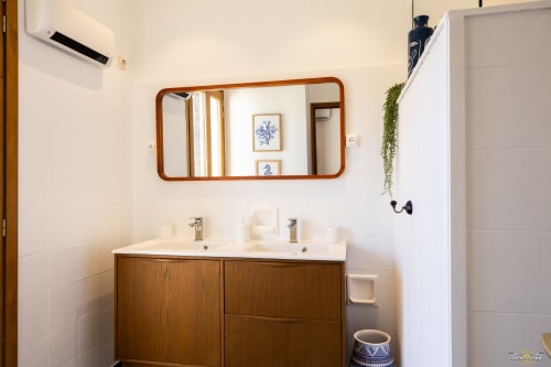 Salle de bain moderne de la Villa ANNONCIADE à La Conciergerie du Cap Corse, Centuri, avec meuble en bois, double vasque et formes arrondies