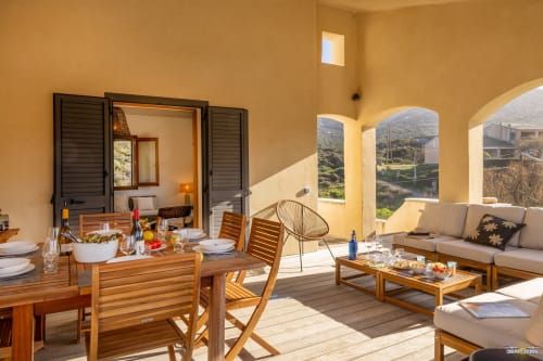 Terrasse Villa ANNONCIADE avec coin repas, vue mer et salon à La Conciergerie du Cap Corse, Centuri