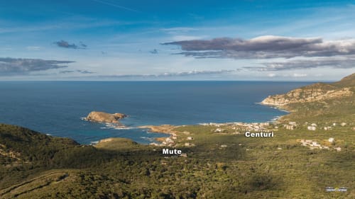 Vue aérienne des villages de Centuri et Mute sur la côte de Cap Corse, avec la mer Méditerranée turquoise et les îles rocheuses