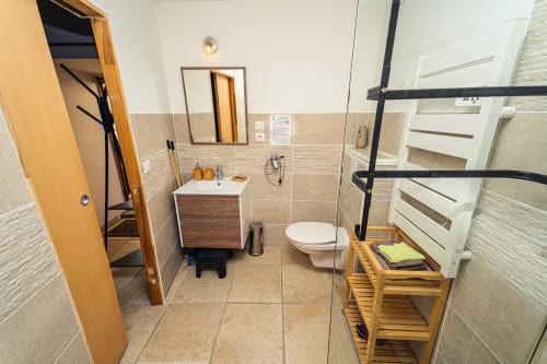 Salle de bain moderne au Château De Villelongue avec lavabo, toilettes et douche à Villelongue-d'Aude, France