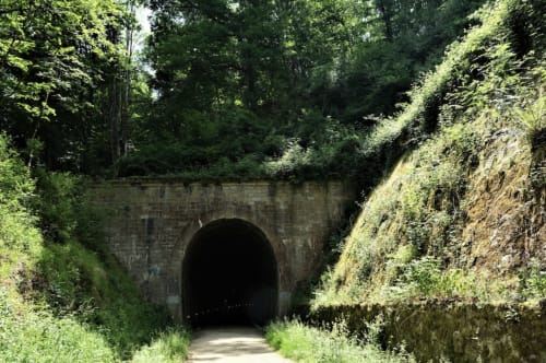Histórico túnel de piedra en sendero boscoso del Castillo de Villelongue, Villelongue-d'Aude
