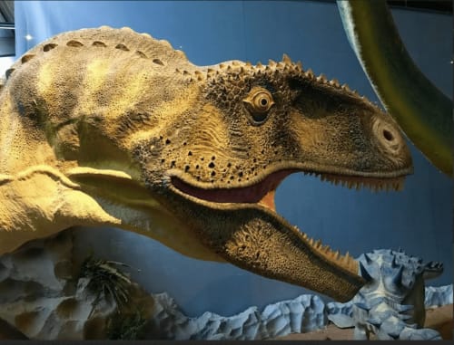 Estatua de dinosaurio en Au Château De Villelongue, un encantador bed and breakfast en Villelongue-d'Aude, Francia