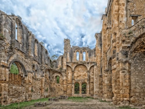 Ruinas de la Abadía de Villelongue con arcos y muros de piedra, monumento histórico en Aude
