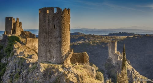 Ruinas de un castillo medieval en Villelongue-d'Aude encaramadas en un peñasco con vistas al paisaje distante