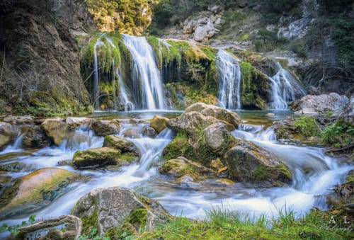 Cascadas majestuosas con rocas cubiertas de musgo y agua fluyente cerca del Château de Villelongue, Villelongue-d'Aude