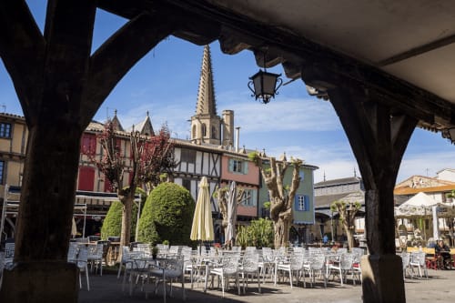 Plaza medieval del Château de Villelongue con asientos al aire libre, arquitectura histórica y campanario en Villelongue-d'Aude