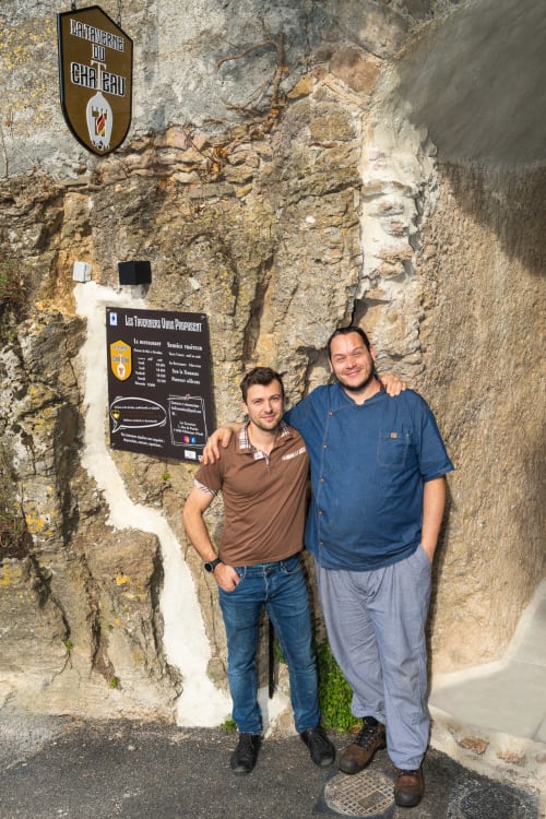 Deux hommes posant au Château de Villelongue à Villelongue-d'Aude, France, un charmant gîte