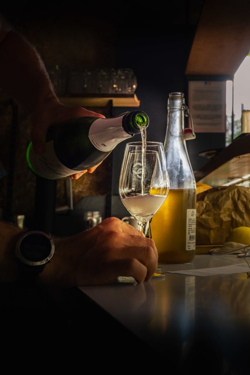Du vin versé au Château de Villelongue à Villelongue-d'Aude, en France