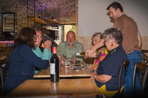 Groupe dégustant le vin et échangeant à l'Au Château De Villelongue B&B à Villelongue-d'Aude, France
