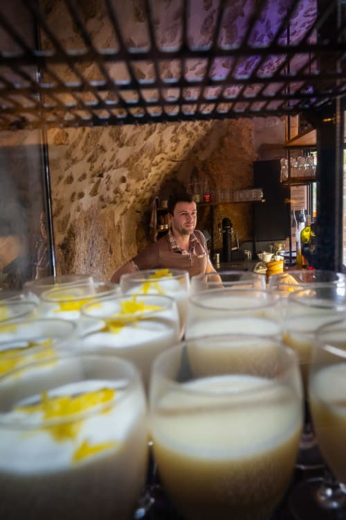 Barman préparant des cocktails au Château de Villelongue, Villelongue-d'Aude
