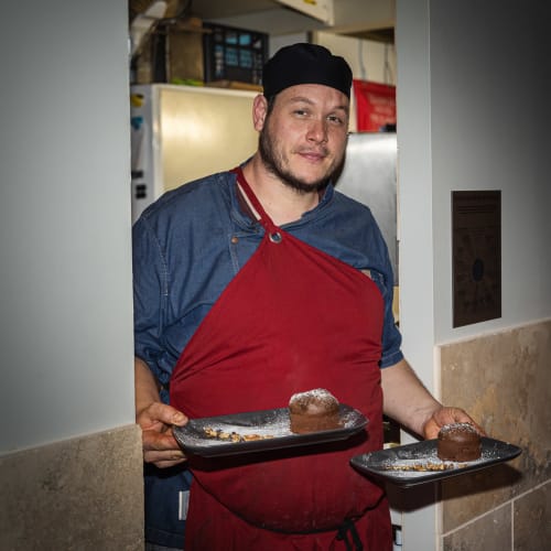 Chef du château de Villelongue présentant des desserts au chocolat dressés à Villelongue-d'Aude, France