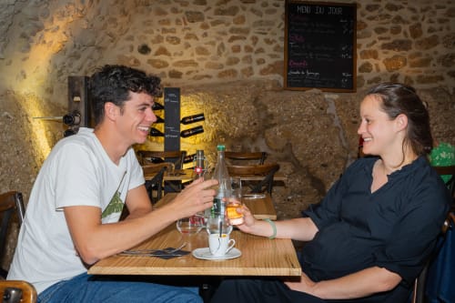 Deux clients dégustant des boissons et discutant au Château De Villelongue, un gîte français à Villelongue-d'Aude